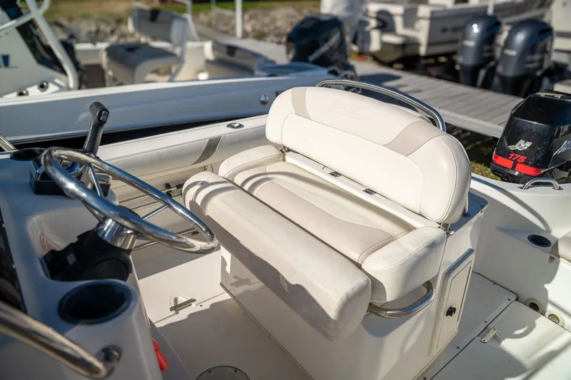 Slide: The Image of Boston Whaler 210 Outrage 2002 - 12