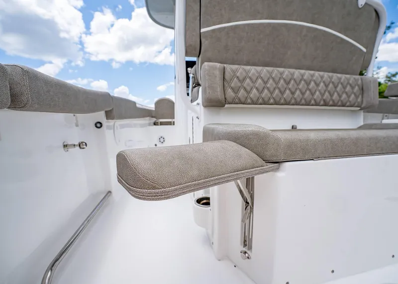 Slide: The Image of Sea Hunt Ultra 255 SE 2026 - 13