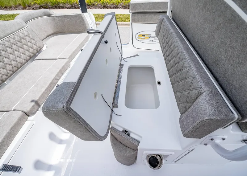 Slide: The Image of Sea Hunt Ultra 255 SE 2026 - 15