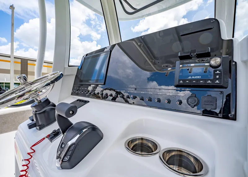 Slide: The Image of Sea Hunt Ultra 255 SE 2026 - 24