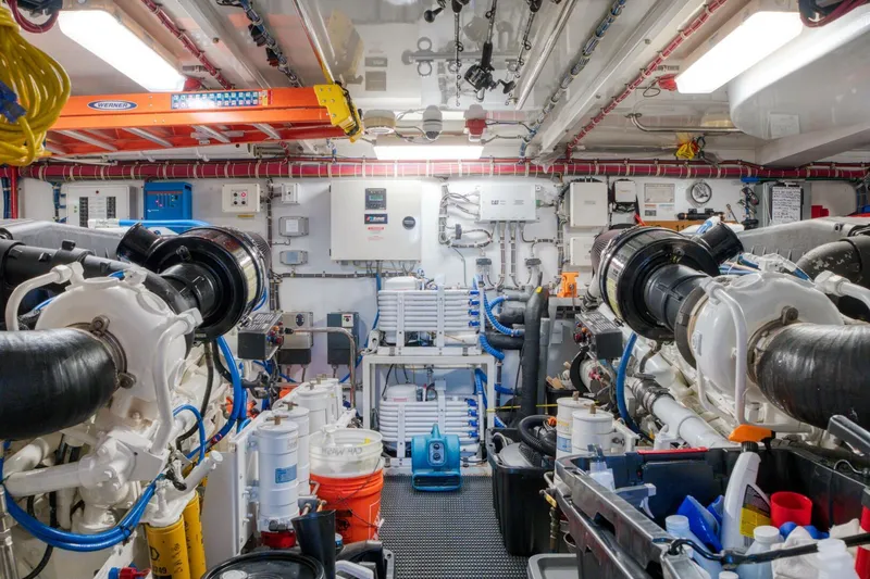 Slide: The Image of Hatteras 80 ENCLOSED BRIDGE 2007 - 63