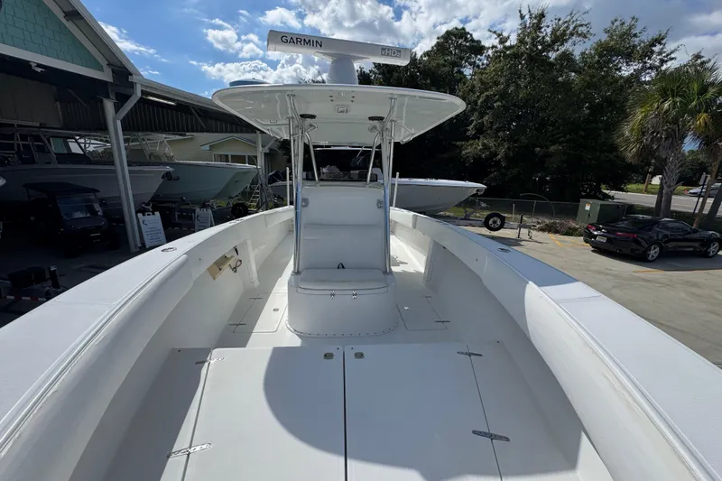 Slide: The Image of 2007 Venture 34 Open boat with Garmin radar, docked under clear skies. - 23