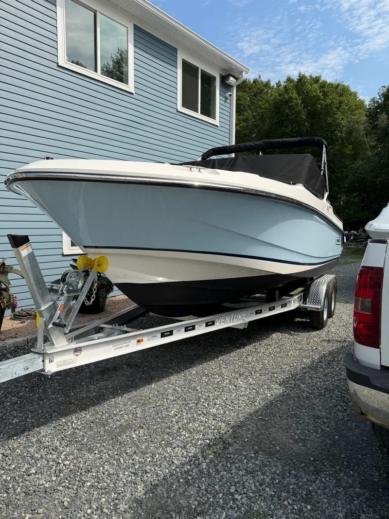 Slide: The Image of Boston Whaler 210 VANTAGE 2026 - 5
