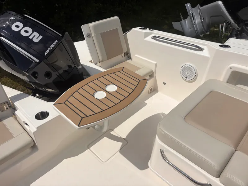 Slide: The Image of Boston Whaler 210 VANTAGE 2026 - 23