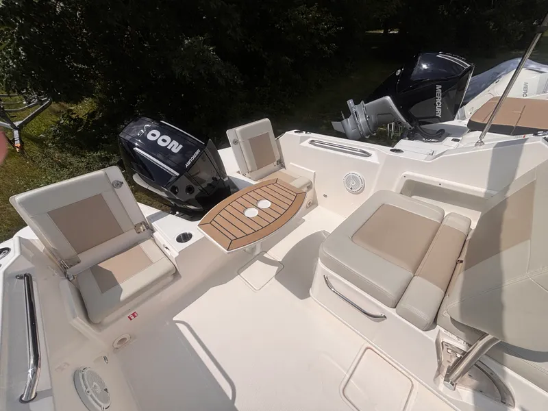 Slide: The Image of Boston Whaler 210 VANTAGE 2026 - 24