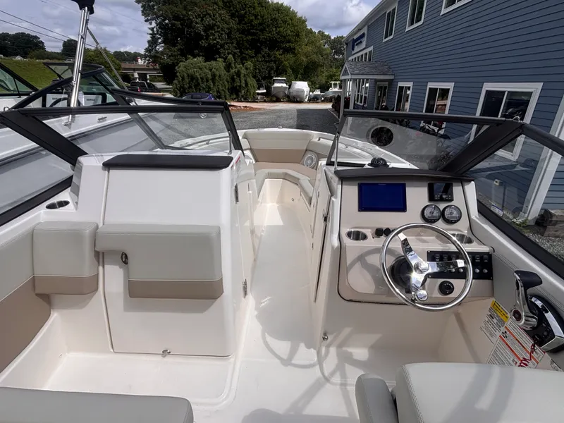 Slide: The Image of Boston Whaler 210 VANTAGE 2026 - 9