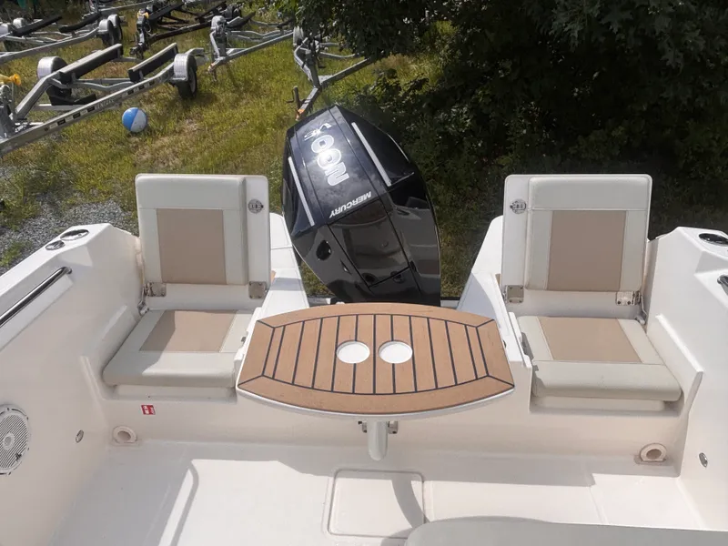 Slide: The Image of Boston Whaler 210 VANTAGE 2026 - 20
