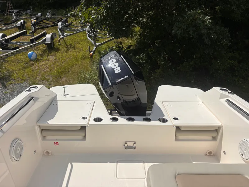 Slide: The Image of Boston Whaler 210 VANTAGE 2026 - 25