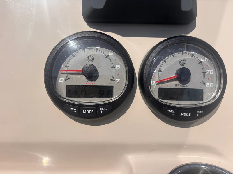 Slide: The Image of Boston Whaler 210 VANTAGE 2026 - 17