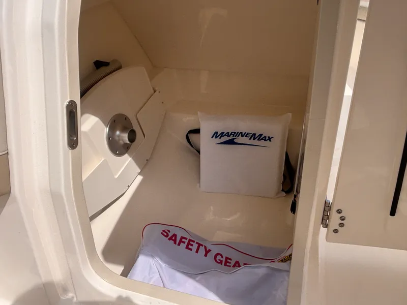 Slide: The Image of Boston Whaler 210 VANTAGE 2026 - 18