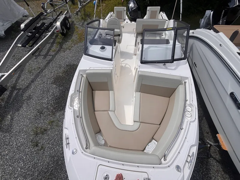 Slide: The Image of Boston Whaler 210 VANTAGE 2026 - 11