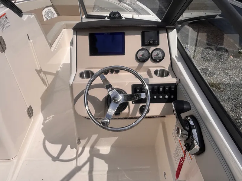 Slide: The Image of Boston Whaler 210 VANTAGE 2026 - 15
