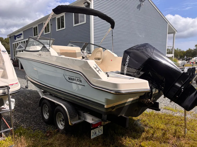 Slide: The Image of Boston Whaler 210 VANTAGE 2026 - 6