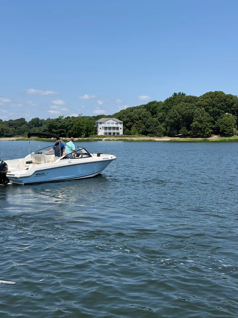 Slide: The Image of Boston Whaler 210 VANTAGE 2026 - 7