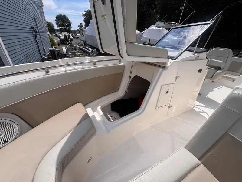 Slide: The Image of Boston Whaler 210 VANTAGE 2026 - 13