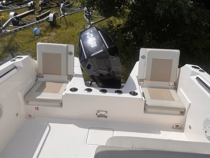Slide: The Image of Boston Whaler 210 VANTAGE 2026 - 19