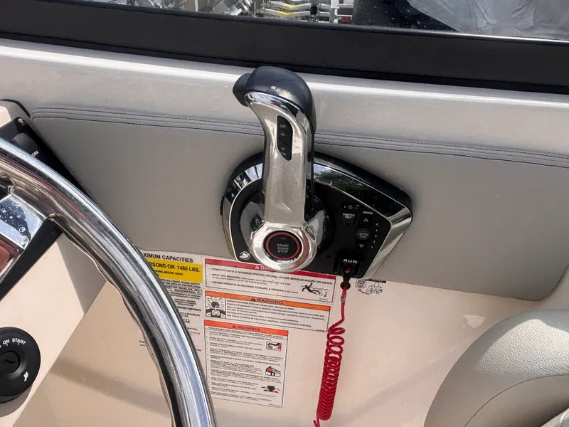 Slide: The Image of Boston Whaler 210 VANTAGE 2026 - 16