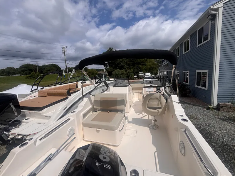 Slide: The Image of Boston Whaler 210 VANTAGE 2026 - 28