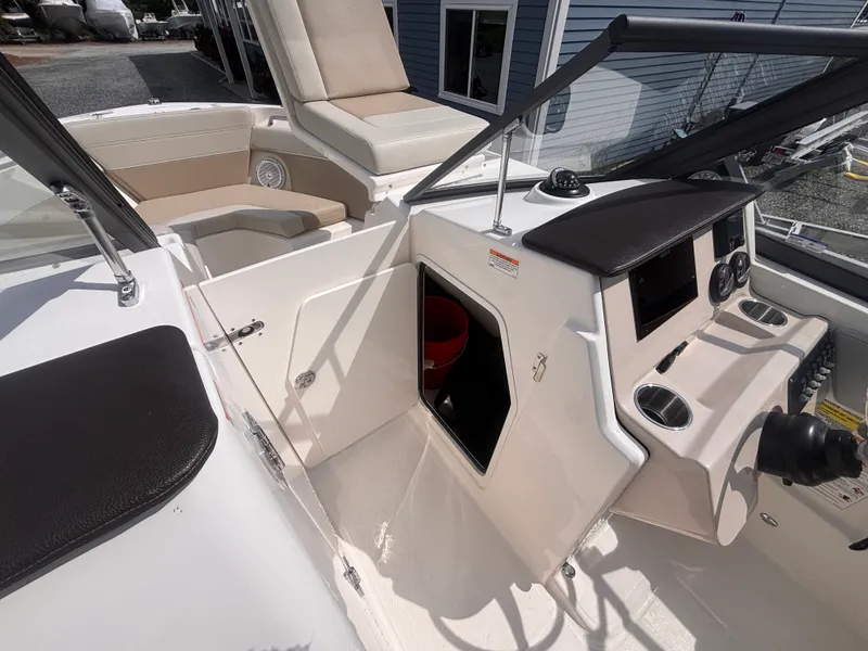 Slide: The Image of Boston Whaler 210 VANTAGE 2026 - 14
