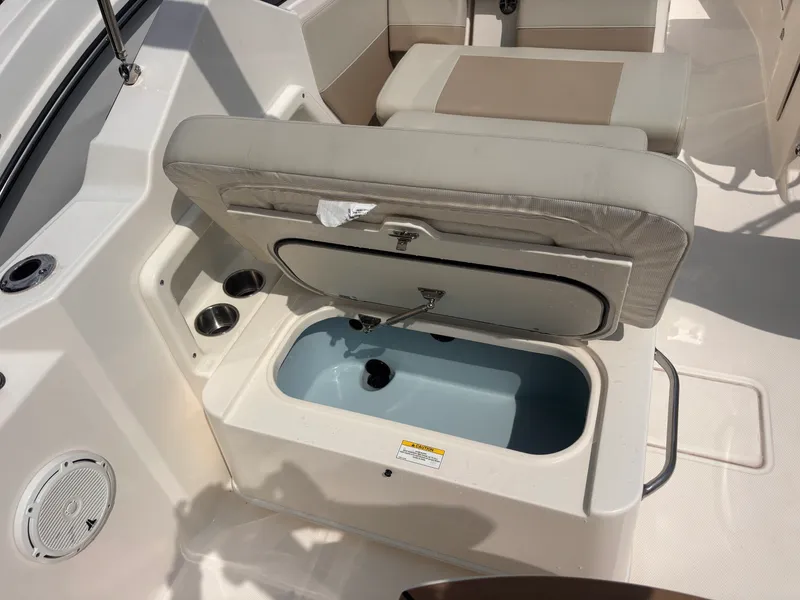 Slide: The Image of Boston Whaler 210 VANTAGE 2026 - 22