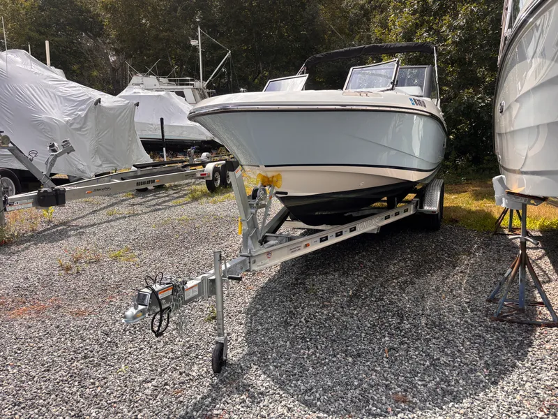 Slide: The Image of Boston Whaler 210 VANTAGE 2026 - 3