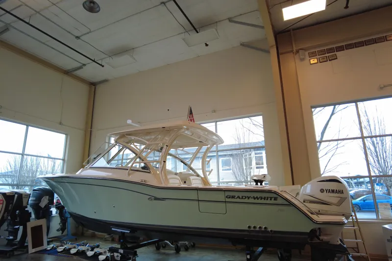 The Image of 2019 Grady-White Freedom 325 boat displayed indoors with Yamaha engine. - 0