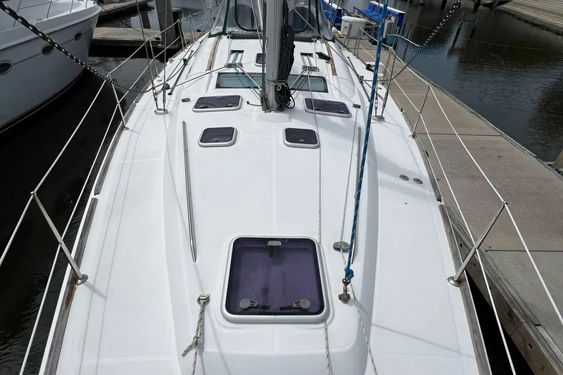 Slide: The Image of 2007 Beneteau Oceanis 46 sailboat deck view at marina. - 26