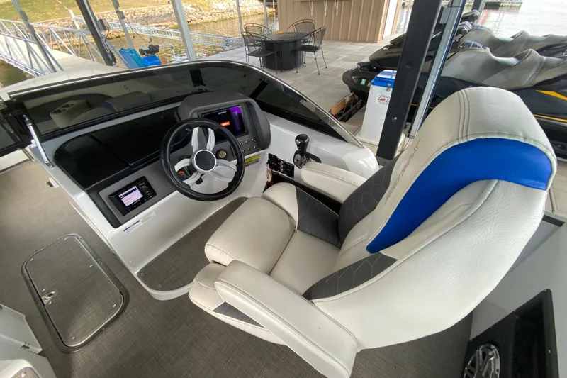 Slide: The Image of 2018 Manitou 25 X-Plode SRW SHP boat cockpit with steering wheel and captain's chair. - 22
