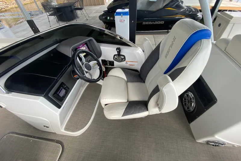 Slide: The Image of Captain's seat and dashboard of a 2018 Manitou 25 X-Plode SRW SHP boat. - 39