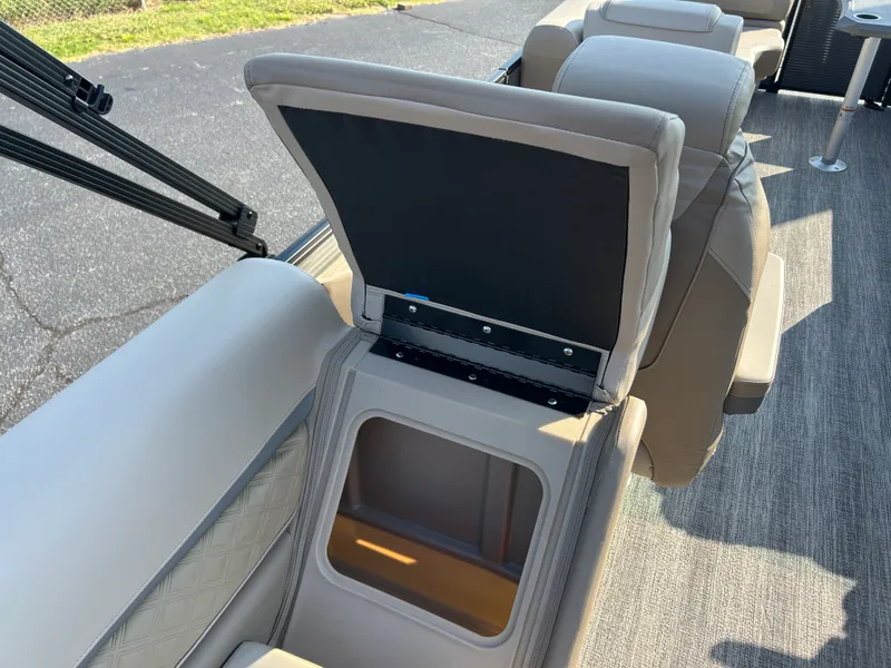Slide: The Image of Bennington 23SSR LUXE 2027 - 31