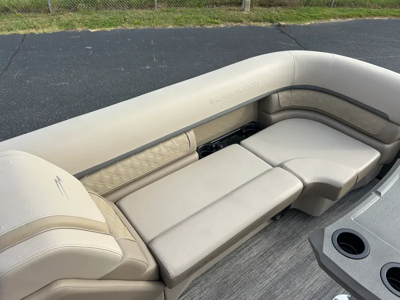 Slide: The Image of Bennington 23SSR LUXE 2027 - 23