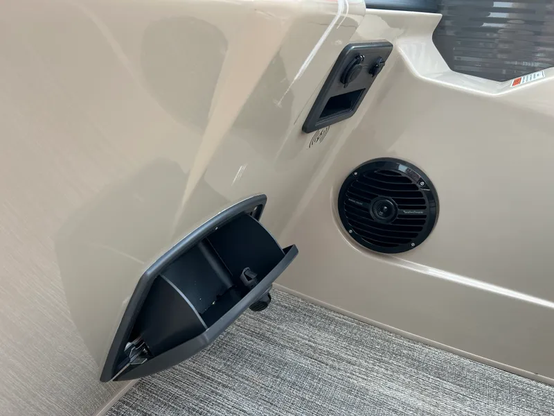 Slide: The Image of Bennington 23SSR LUXE 2027 - 20