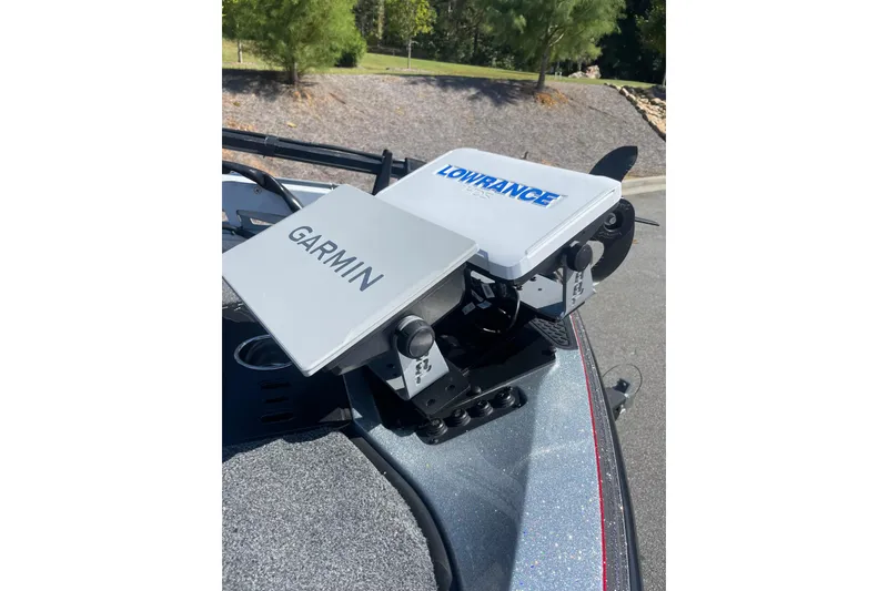 Slide: The Image of 2019 Ranger Z519 boat with Garmin and Lowrance navigation systems installed. - 8