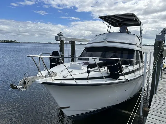 Slide: The Image of Bertram 33 Flybridge Cruiser 1987 - 26