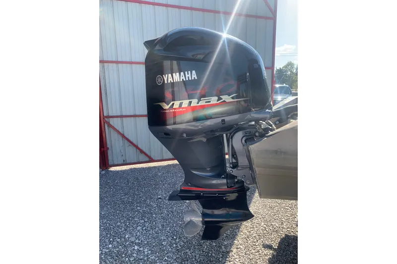 Slide: The Image of Outboard motor on a 2020 Veranda Relax VR22RC boat, featuring Yamaha VMAX branding. - 40