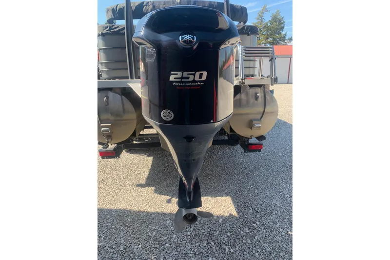 Slide: The Image of 2020 Veranda Relax VR22RC boat with Yamaha 250 horsepower outboard motor. - 5