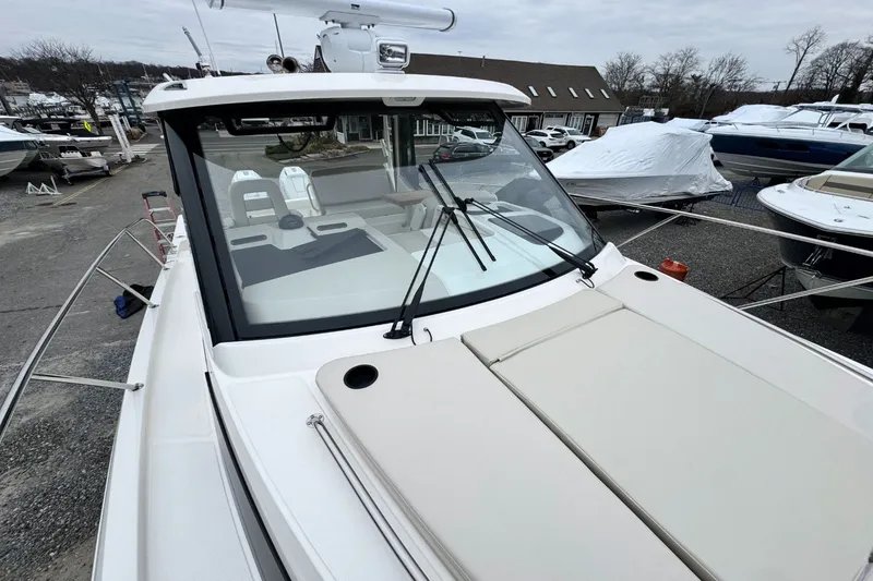 Slide: The Image of Boston Whaler 325 Conquest 2026 - 49