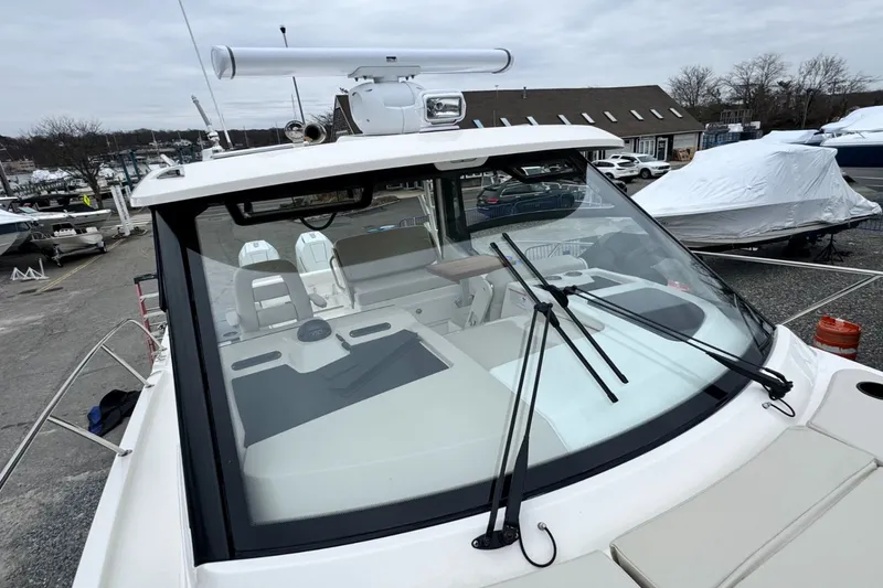 Slide: The Image of Boston Whaler 325 Conquest 2026 - 50