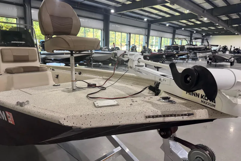 Slide: The Image of 2020 Xpress X18B boat with Minn Kota Maxxum trolling motor in showroom. - 10