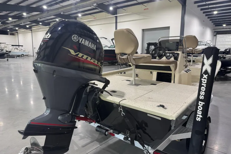 Slide: The Image of 2020 Xpress X18B boat with Yamaha VMAX engine in showroom. - 15