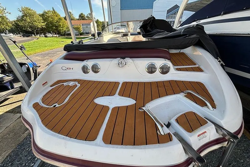 Slide: The Image of 2009 Tahoe Q5i Sport boat with wooden deck and stainless steel accents. - 8