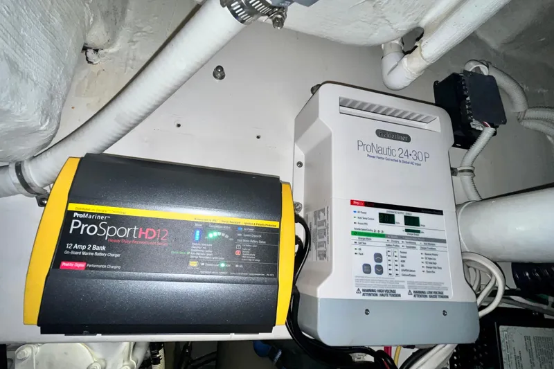 Slide: The Image of Label on Headhunter Mach5 pump, 230V, 60Hz, 5 Amps, Bertram 390 Convertible 2006. - 79