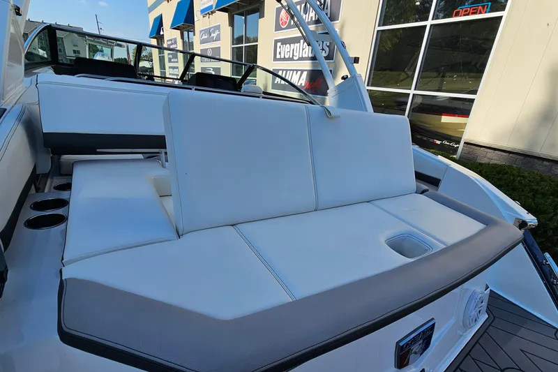 Slide: The Image of 2022 Cobalt R4 boat with white seating and cup holders, displayed outdoors. - 8
