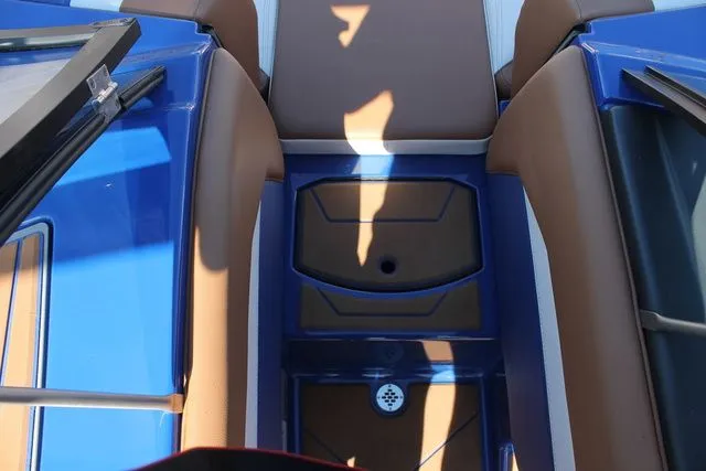 Slide: The Image of Malibu Wakesetter 21 LX 2023 - 8