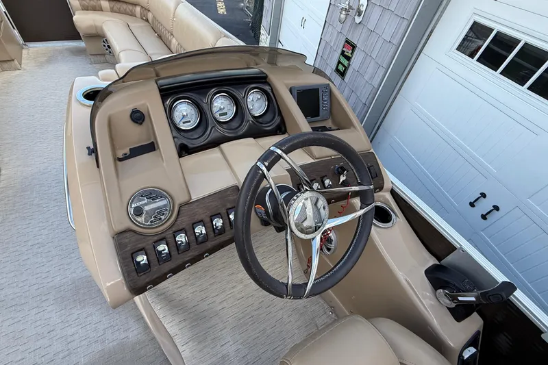 Slide: The Image of 2016 Bennington 2550 RSF Arch Tri Toon boat dashboard with steering wheel and controls. - 18