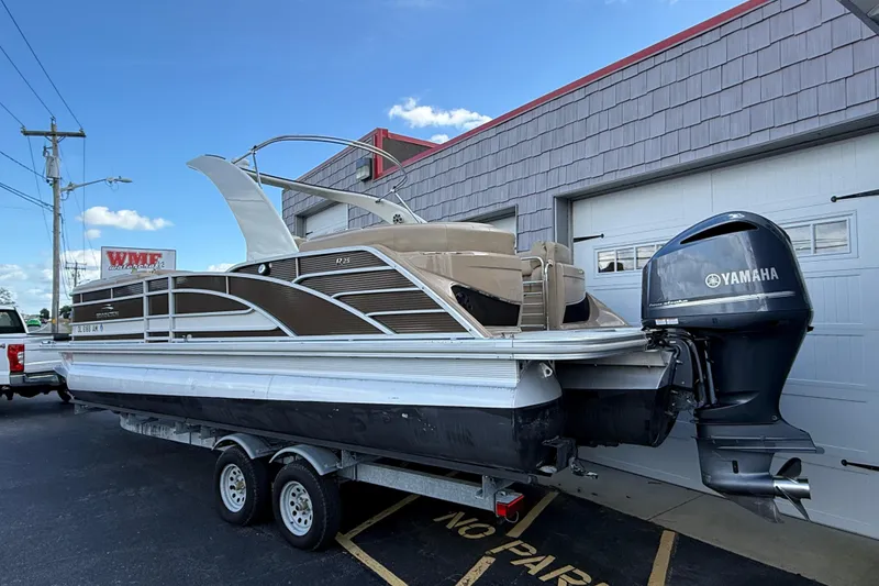 Slide: The Image of 2016 Bennington 2550 RSF Arch Tri Toon boat with Yamaha engine on trailer. - 6