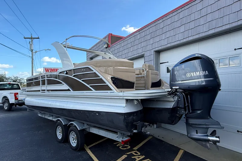 Slide: The Image of 2016 Bennington 2550 RSF Arch Tri Toon boat with Yamaha engine on trailer. - 7