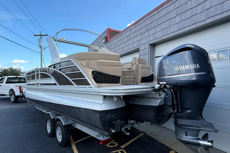 Slide: The Image of 2016 Bennington 2550 RSF Arch Tri Toon boat with Yamaha engine on trailer. - 8