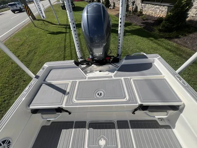 Slide: The Image of Skeeter SX210 2022 - 11