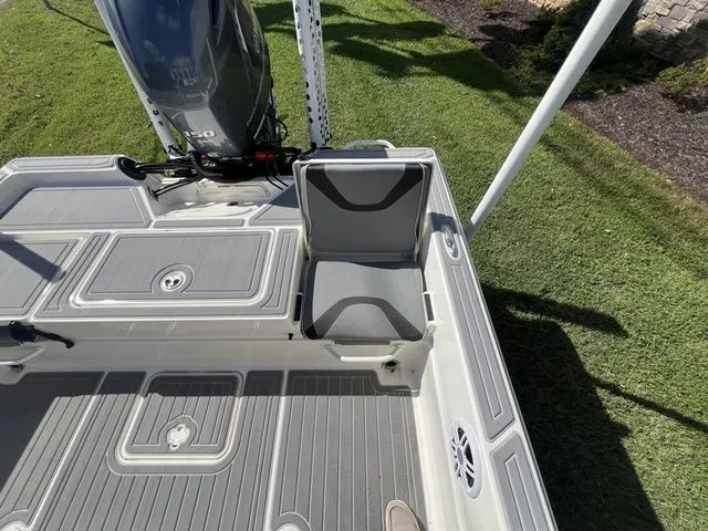 Slide: The Image of Skeeter SX210 2022 - 12